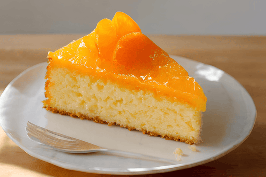 Gâteau de soleil orange humide de mandarine avec garniture d'ananas fouettée