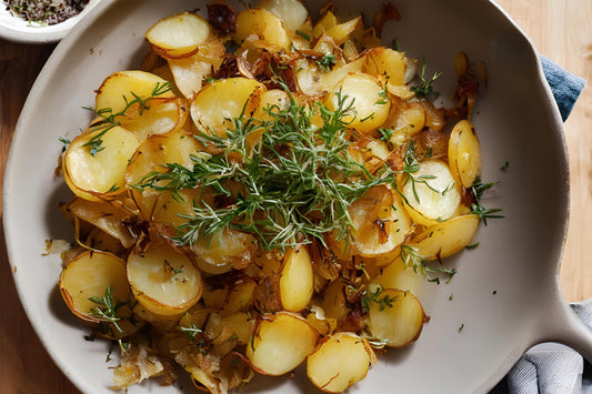 Pommes de terre classiques en lyonnaise: croustillant, beurré et délicieusement infusé à l'oignon